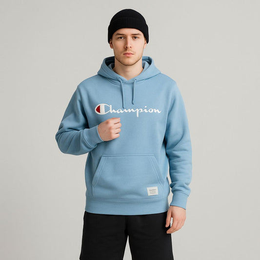 Buzo Capotero Champion Azul Cielo – Estilo Urbano con Sello Auténtico