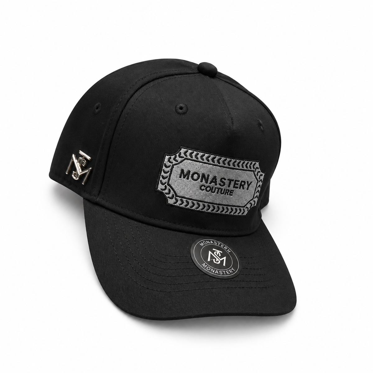 Gorra Monastery X Couture negra con parche bordado gris en fondo blanco
