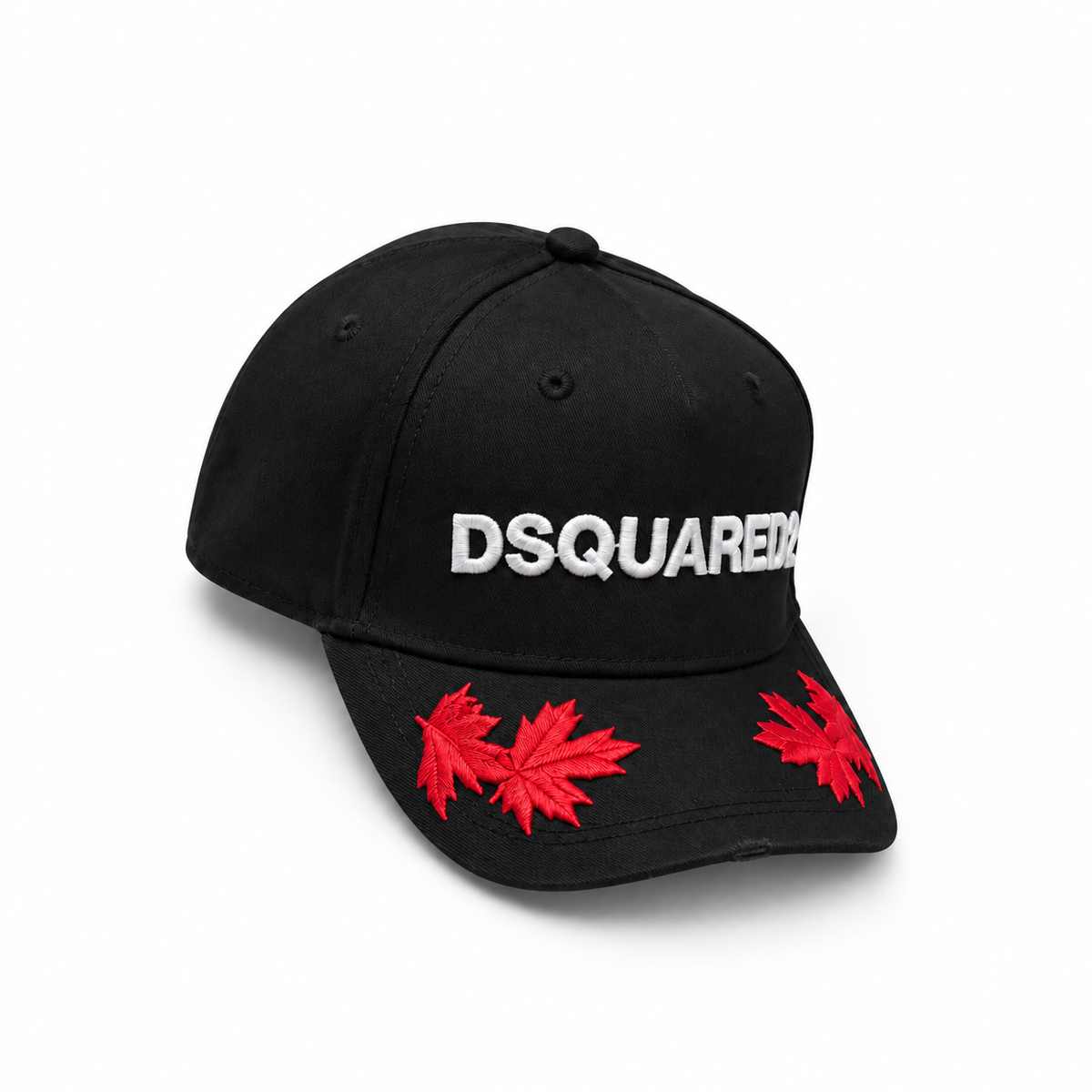 Gorra DSQUARED2 negra con bordado blanco y hojas rojas en la visera, en fondo blanco
