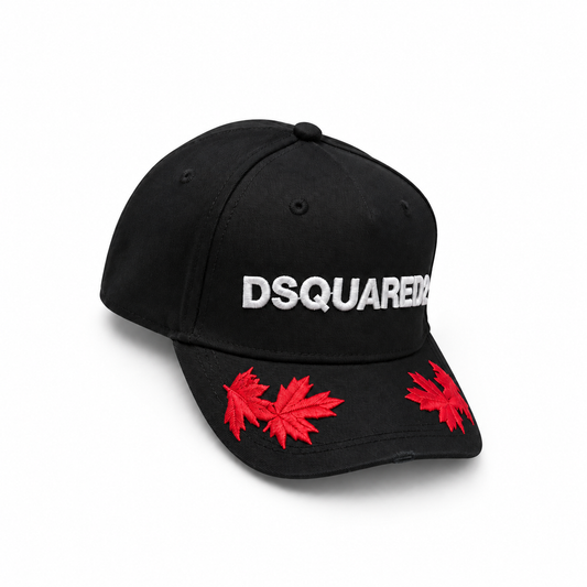 Gorra DSQUARED2 negra con bordado blanco y hojas rojas en la visera, en fondo blanco