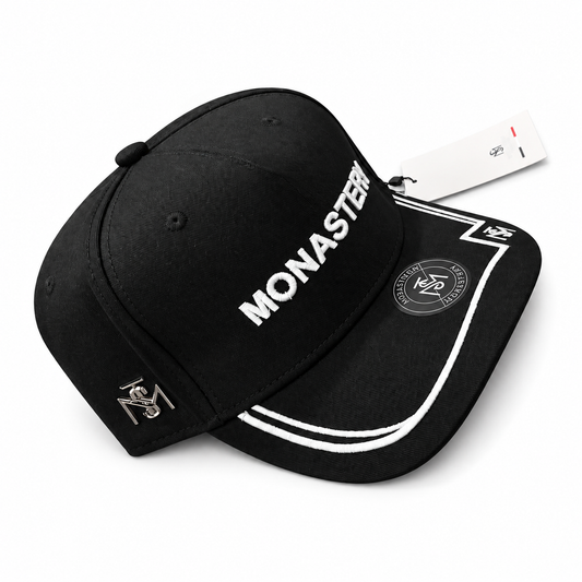 Gorra Monastery negra diseño línea blanca en fondo blanco